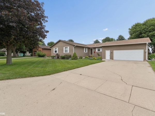 25 Charlestown Square, Mason City, IA 50401