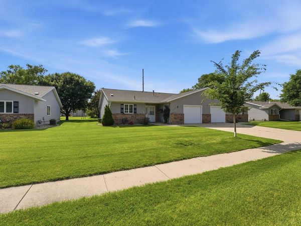 2706 9th Street SW, Willmar, MN 56201