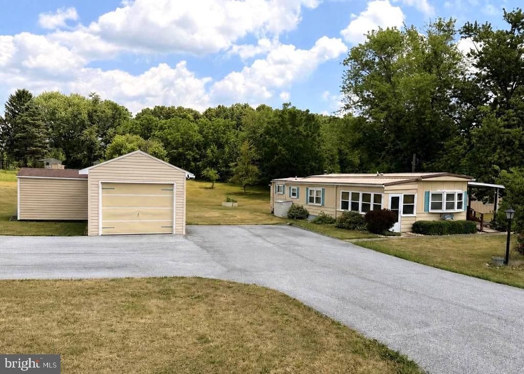 390 N Crawford Road, Grantville, PA 17028 Main Photo