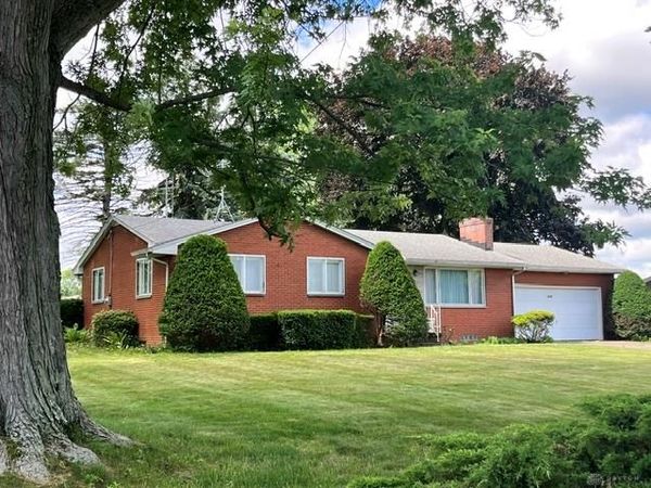 2520 Hollyview St NE, Canton, OH 44721