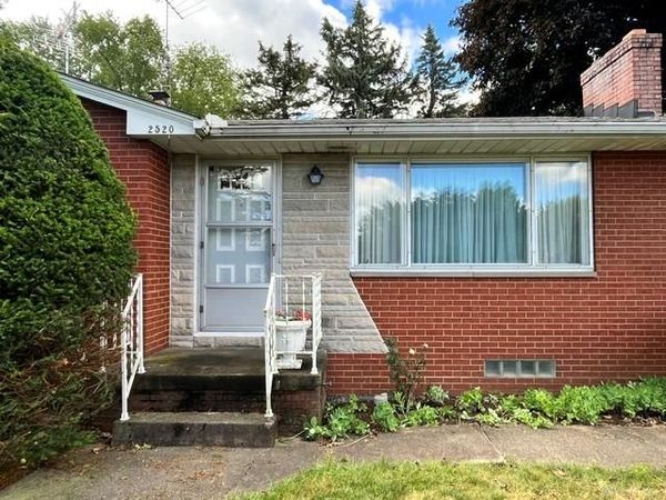 2520 Hollyview St NE, Canton, OH 44721