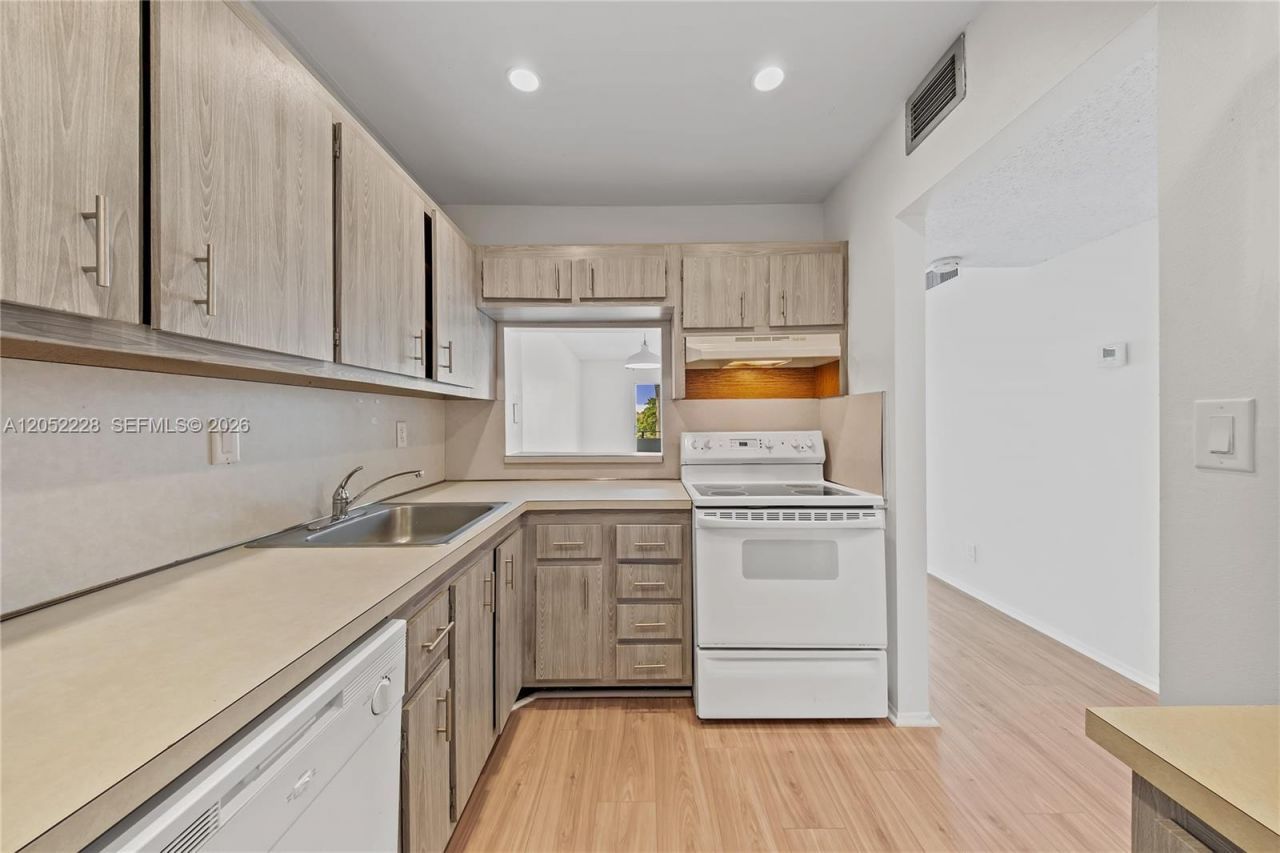 7900 Camino Cr , Unit 303, Miami, FL 33143 Photo