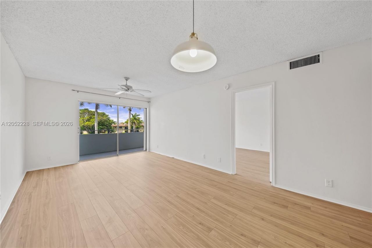 7900 Camino Cr , Unit 303, Miami, FL 33143 Photo