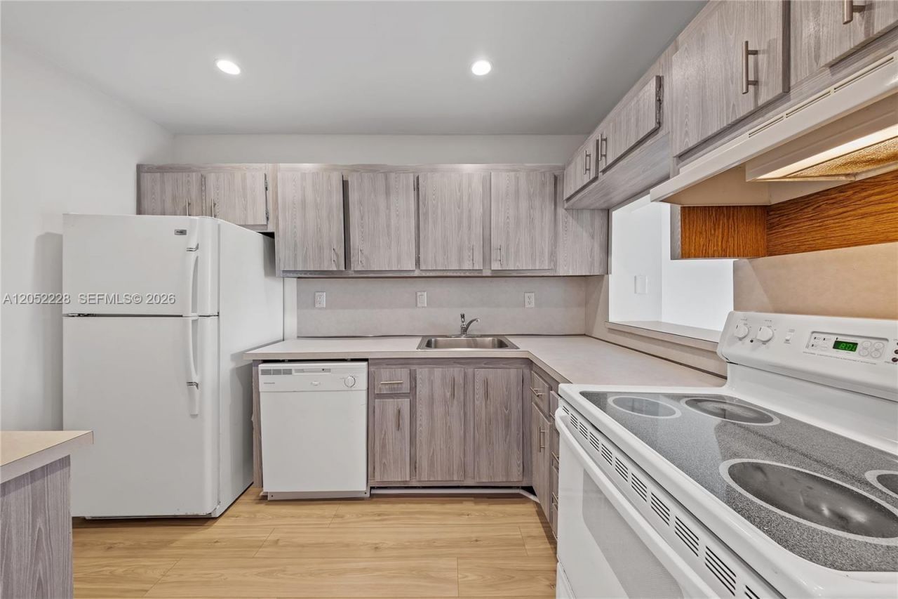 7900 Camino Cr , Unit 303, Miami, FL 33143 Photo