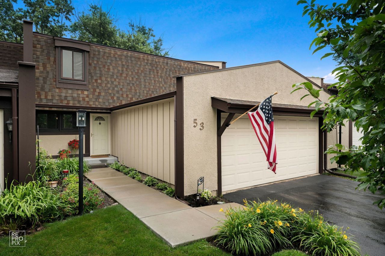 53 Briarwood Square , Indian Head Park, IL 60525 Main Photo