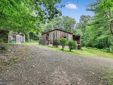 100 LIGHTHOUSE LANE, PINE GROVE, PA 17963