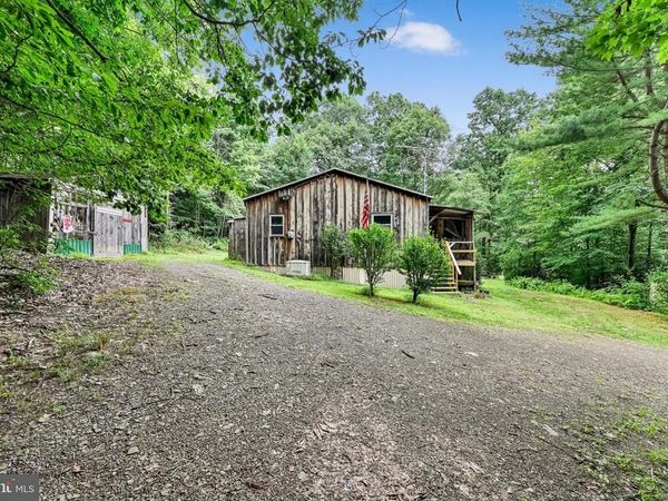 100 LIGHTHOUSE LANE , PINE GROVE, PA 17963