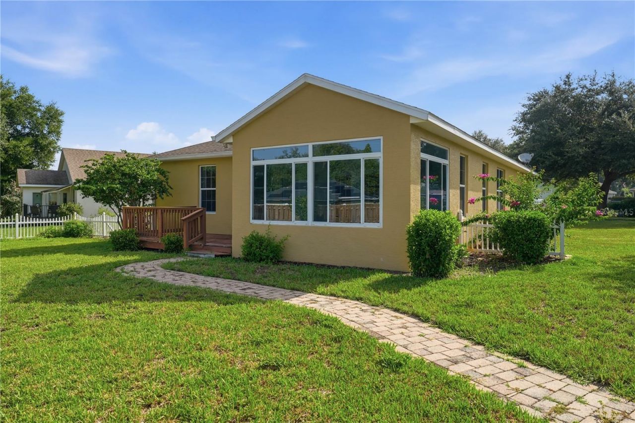 81 Twin Lake Cir, Umatilla, FL 32784 Photo