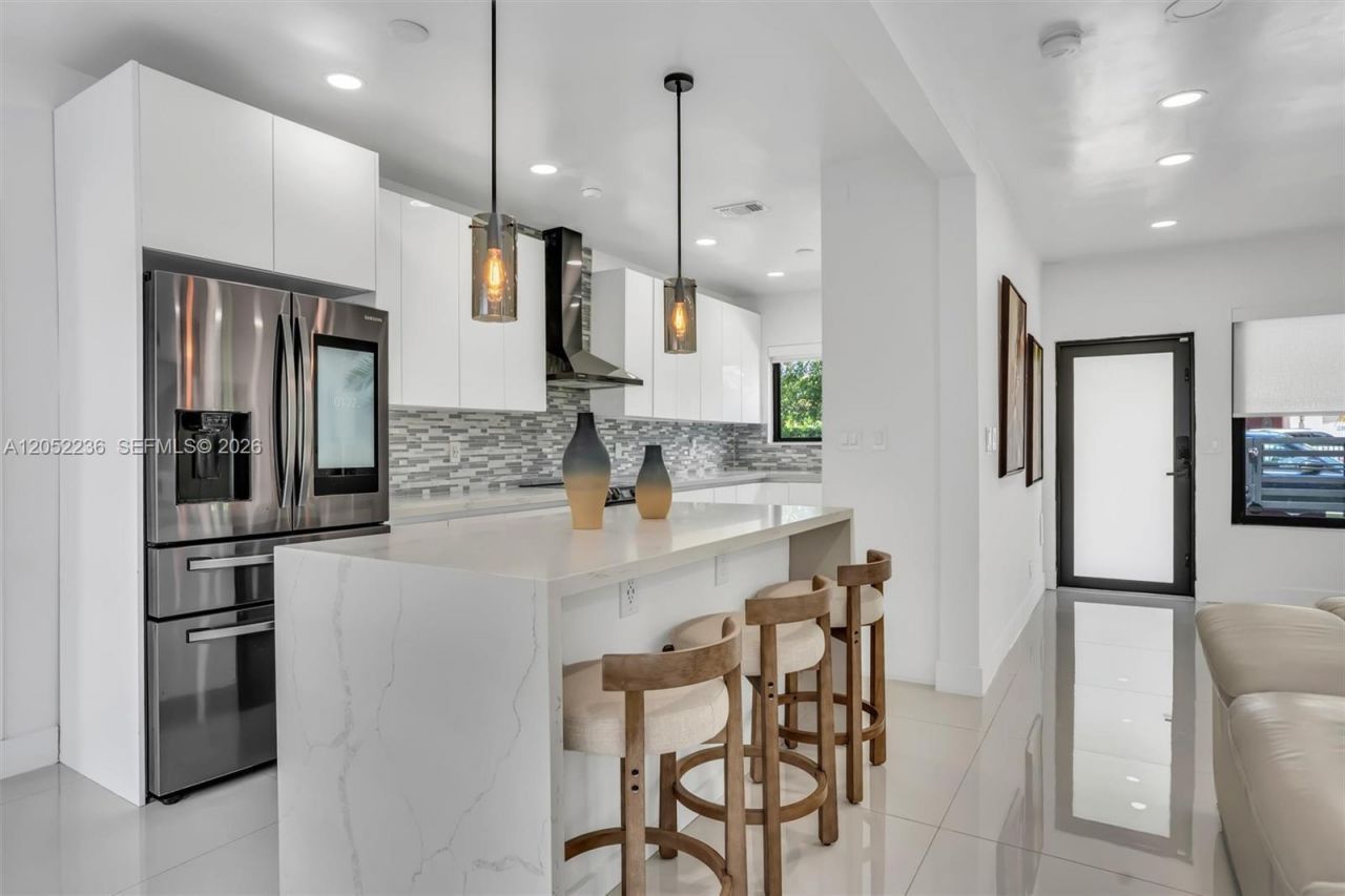 2484 SW 25th St, Miami, FL 33133 Photo