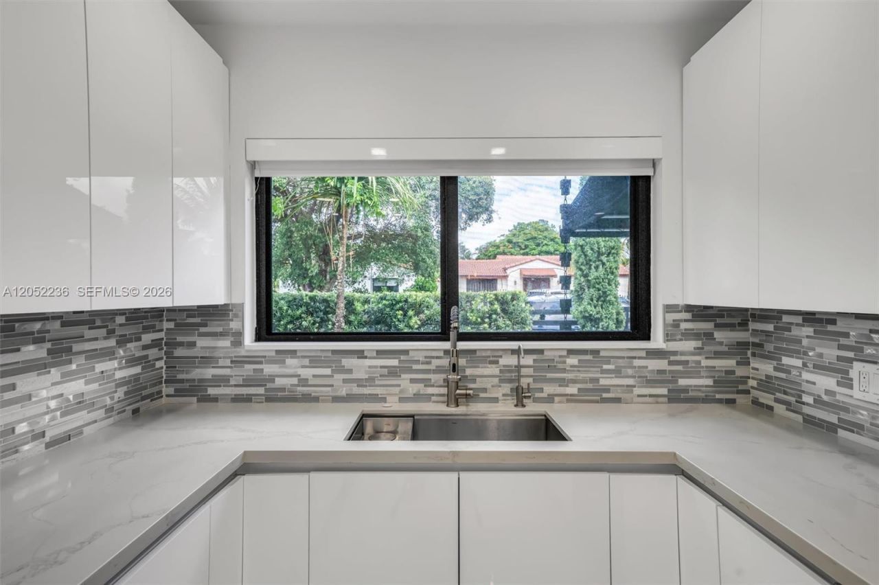 2484 SW 25th St, Miami, FL 33133 Photo