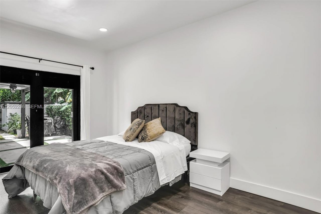 2484 SW 25th St, Miami, FL 33133 Photo