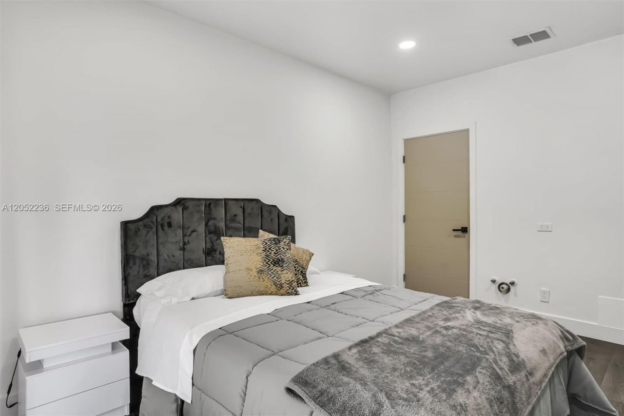 2484 SW 25th St, Miami, FL 33133 Photo