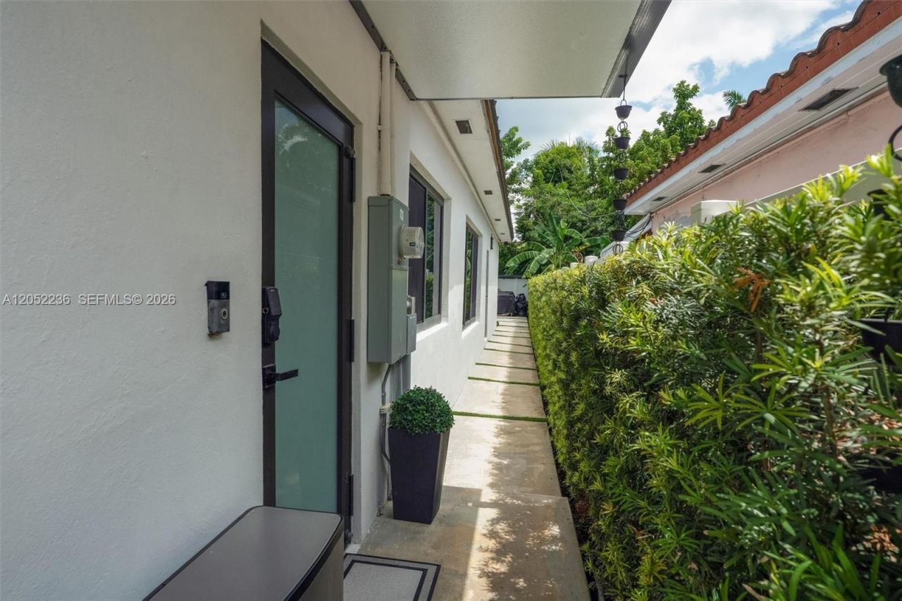 2484 SW 25th St, Miami, FL 33133 Photo