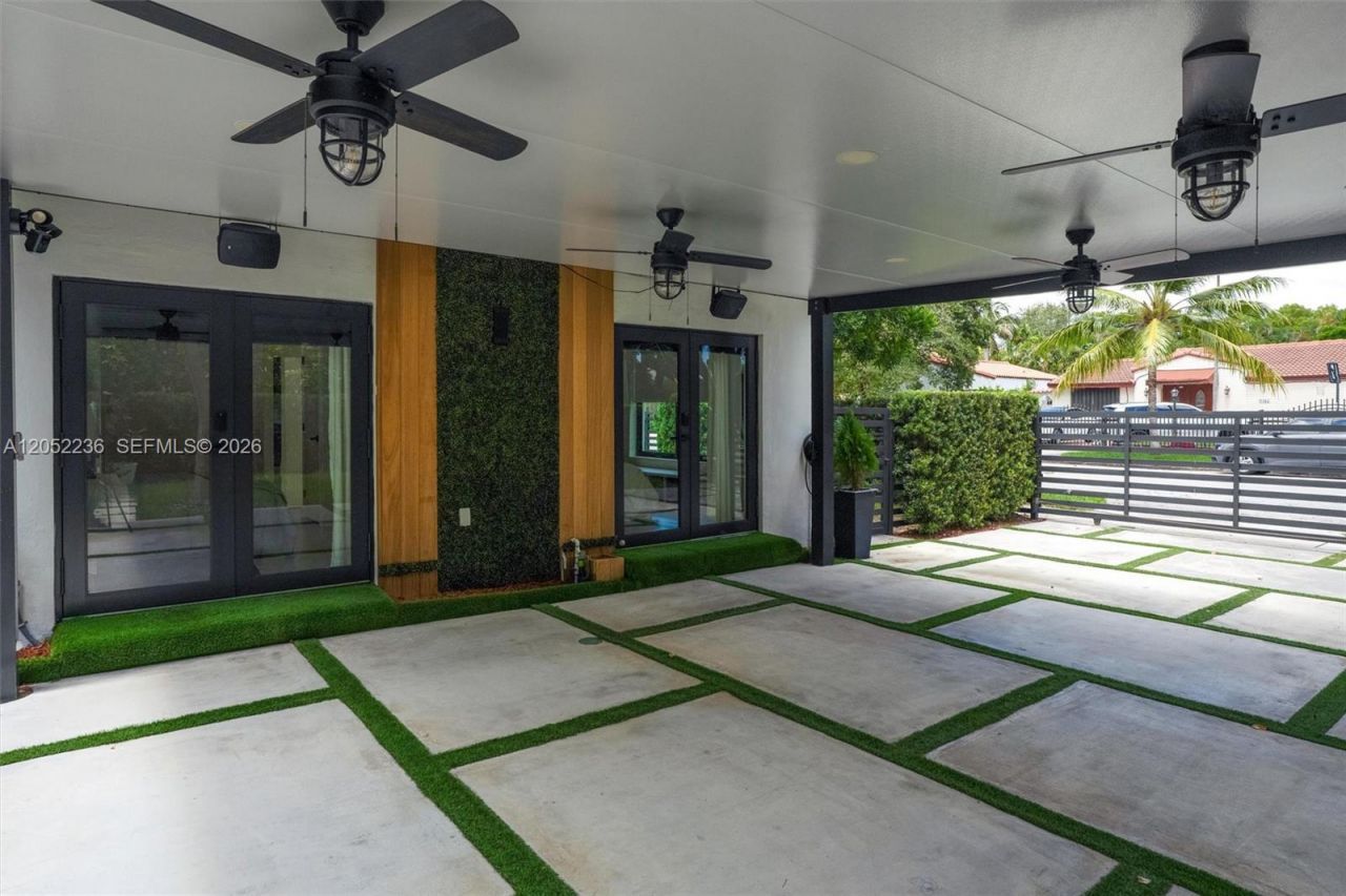 2484 SW 25th St, Miami, FL 33133 Photo