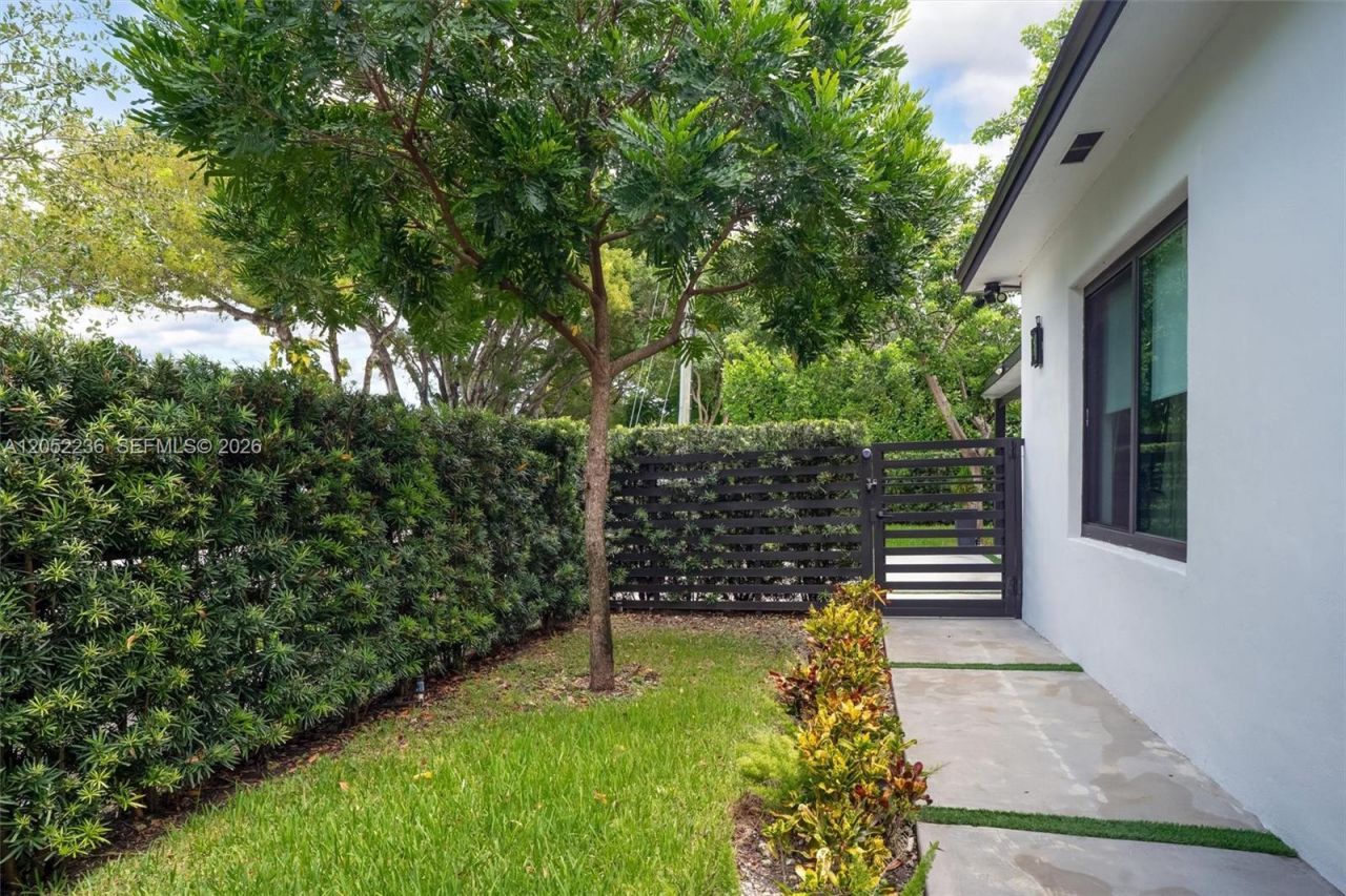 2484 SW 25th St, Miami, FL 33133 Photo
