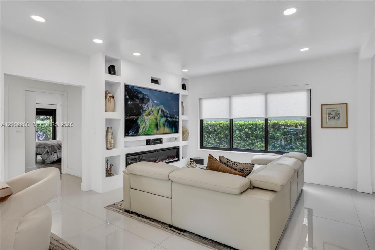 2484 SW 25th St, Miami, FL 33133 Photo