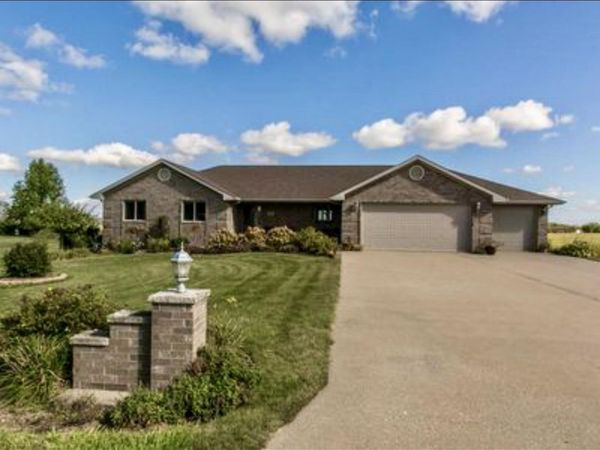 8423 Southern Hills Court, Dubuque, IA 52003