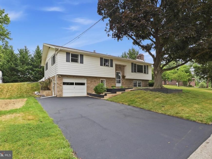 137 Ridgefield Drive, York, PA 17403 Main Photo