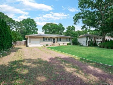 269 Carleton Drive E, Shirley, NY 11967