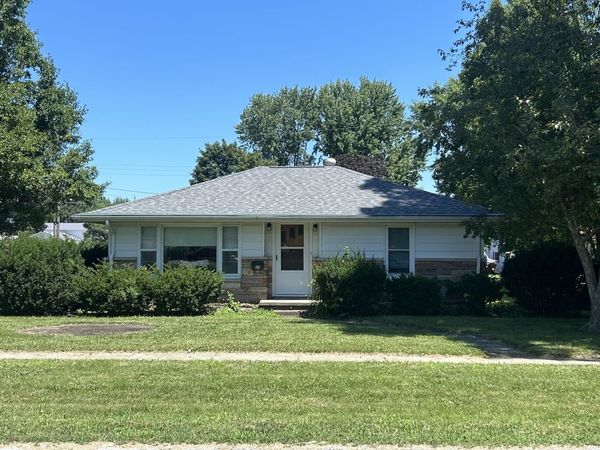 806 E Park Street , Arthur, IL 61911