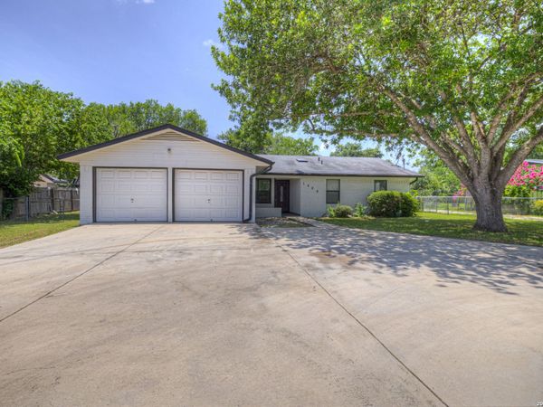 1302 S MESQUITE AVE, New Braunfels, TX 78130