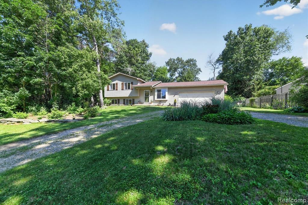 554 Bluewater Drive, Holly Township, MI 48442 Main Photo