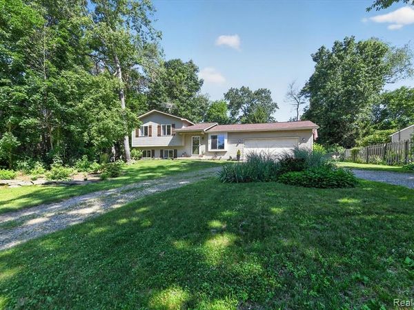 554 Bluewater Drive, Holly Twp, MI 48442