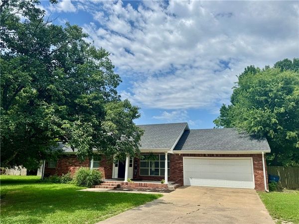 999 S Curtis Avenue , Pea Ridge, AR 72751