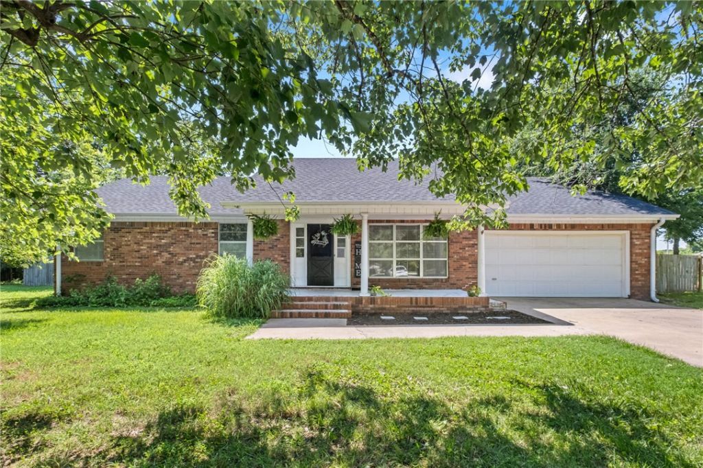 999 S Curtis Avenue, Pea Ridge, AR 72751 Main Photo