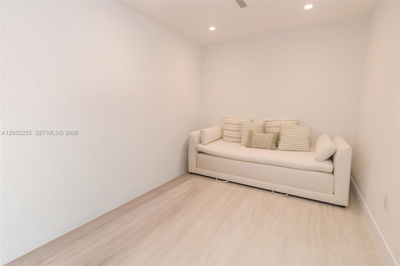 2411 Laguna Circle , Unit 1704, North Miami, FL 33181 Photo