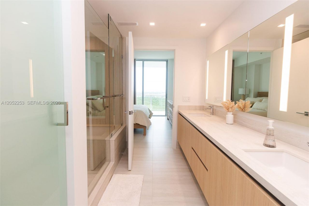 2411 Laguna Circle, Unit 1704, North Miami, FL 33181 Photo