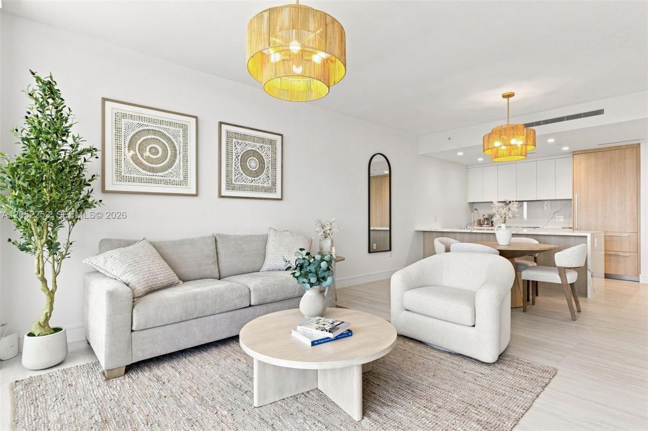 2411 Laguna Circle, Unit 1704, North Miami, FL 33181 Photo