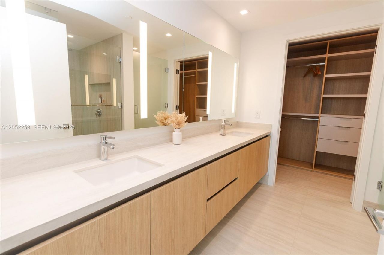 2411 Laguna Circle, Unit 1704, North Miami, FL 33181 Photo