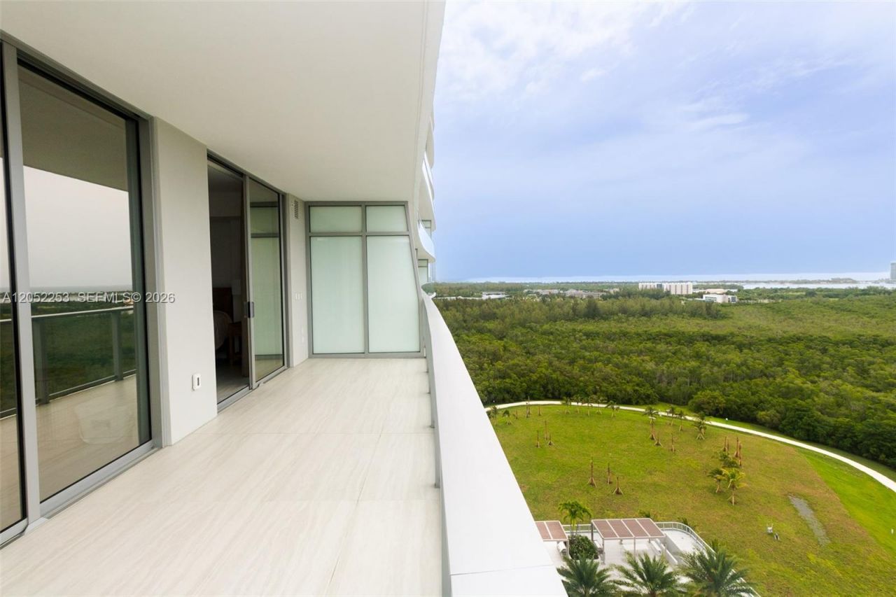 2411 Laguna Circle , Unit 1704, North Miami, FL 33181 Photo
