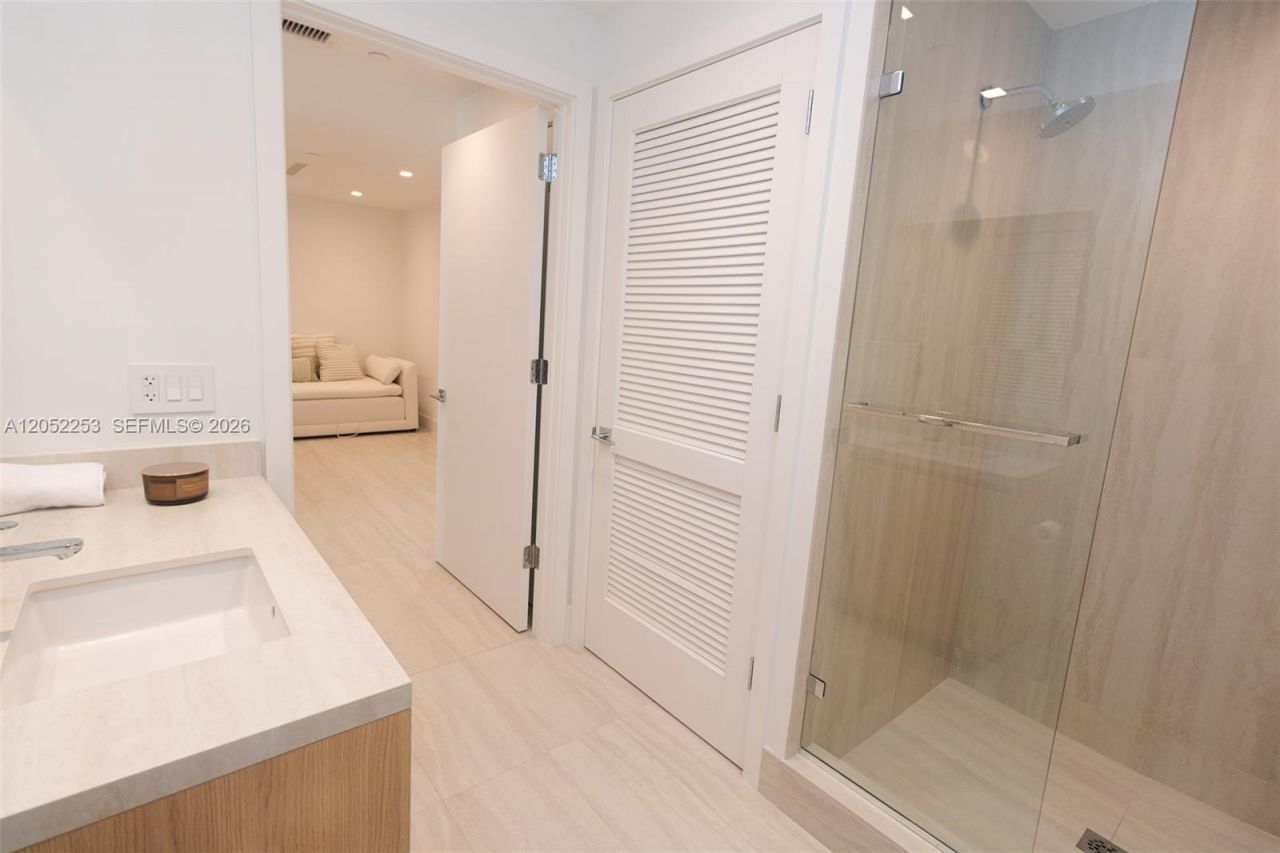2411 Laguna Circle, Unit 1704, North Miami, FL 33181 Photo