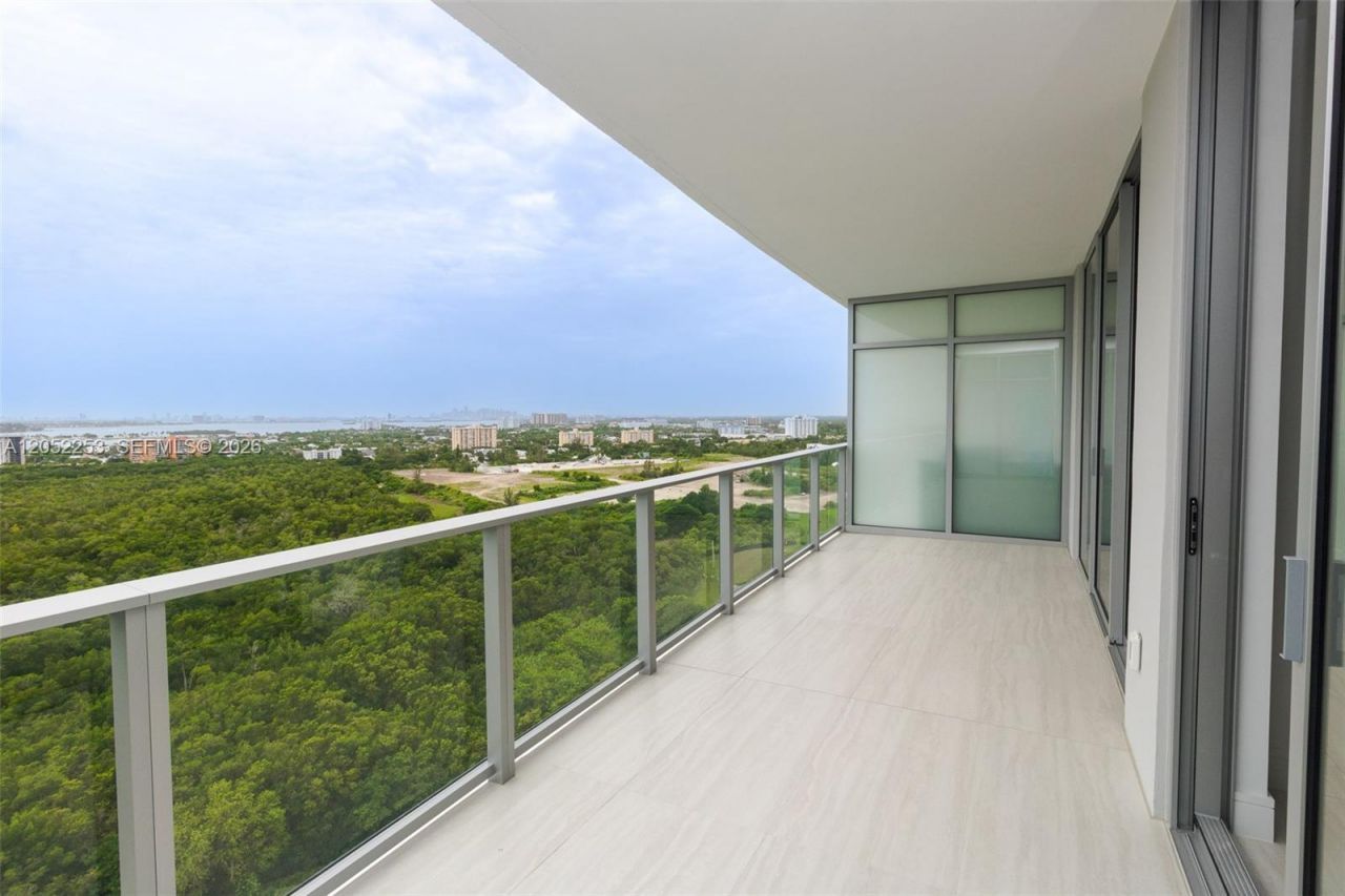2411 Laguna Circle , Unit 1704, North Miami, FL 33181 Photo