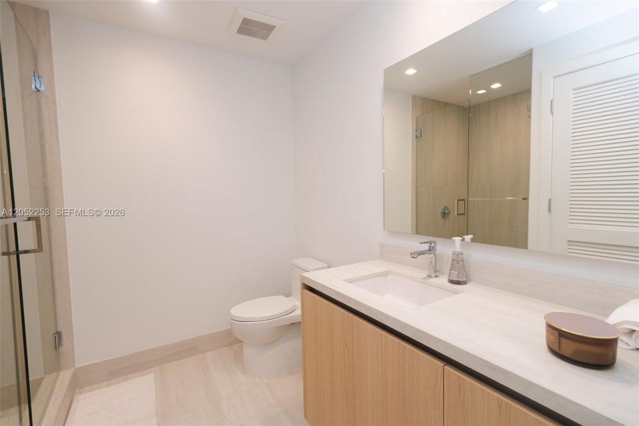2411 Laguna Circle, Unit 1704, North Miami, FL 33181 Photo