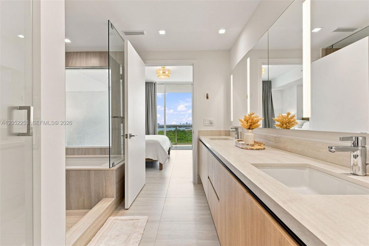 2411 Laguna Circle, Unit 1704, North Miami, FL 33181 Photo