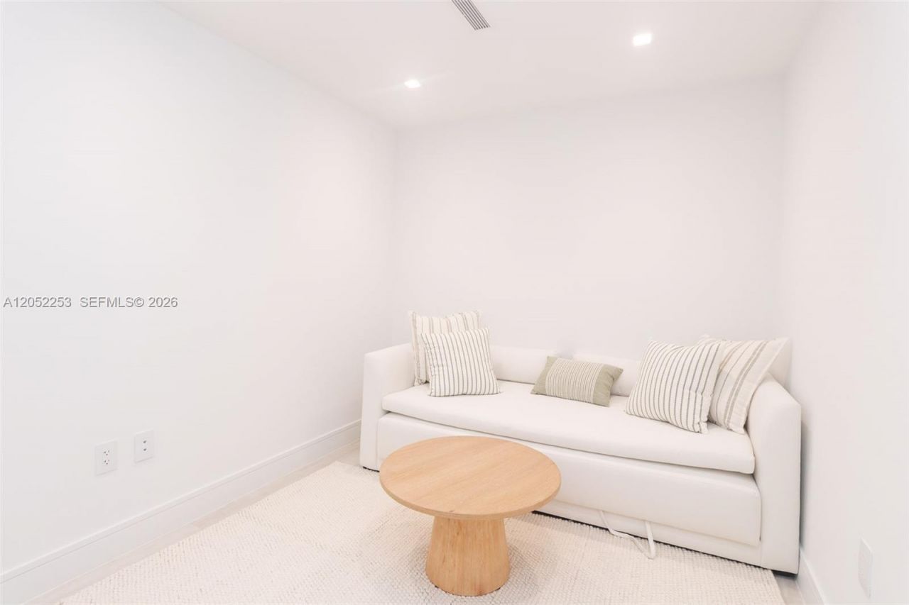 2411 Laguna Circle, Unit 1704, North Miami, FL 33181 Photo