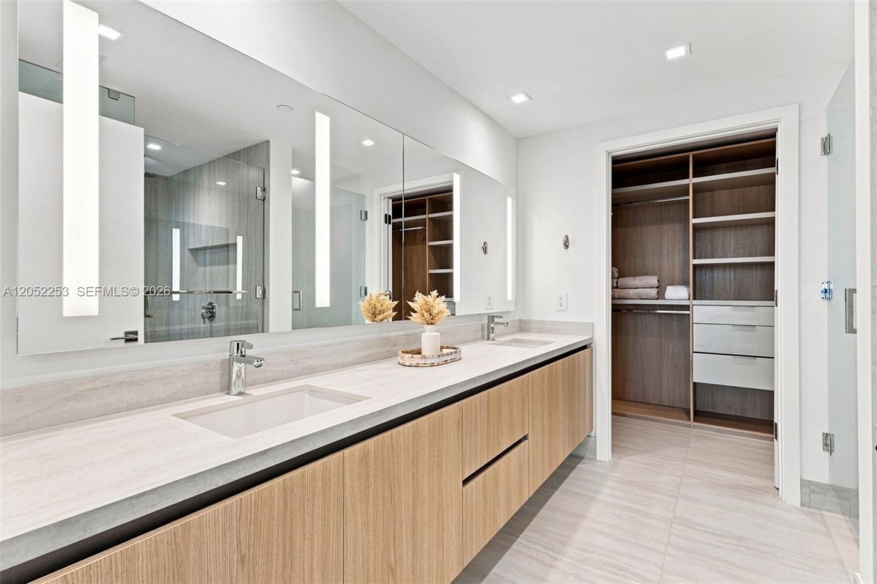 2411 Laguna Circle, Unit 1704, North Miami, FL 33181 Photo