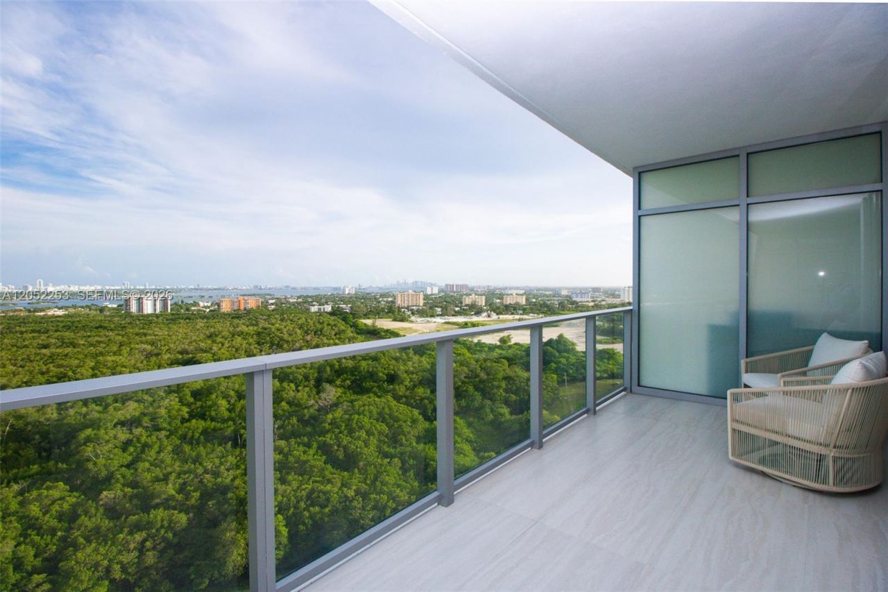 2411 Laguna Circle, Unit 1704, North Miami, FL 33181 Photo