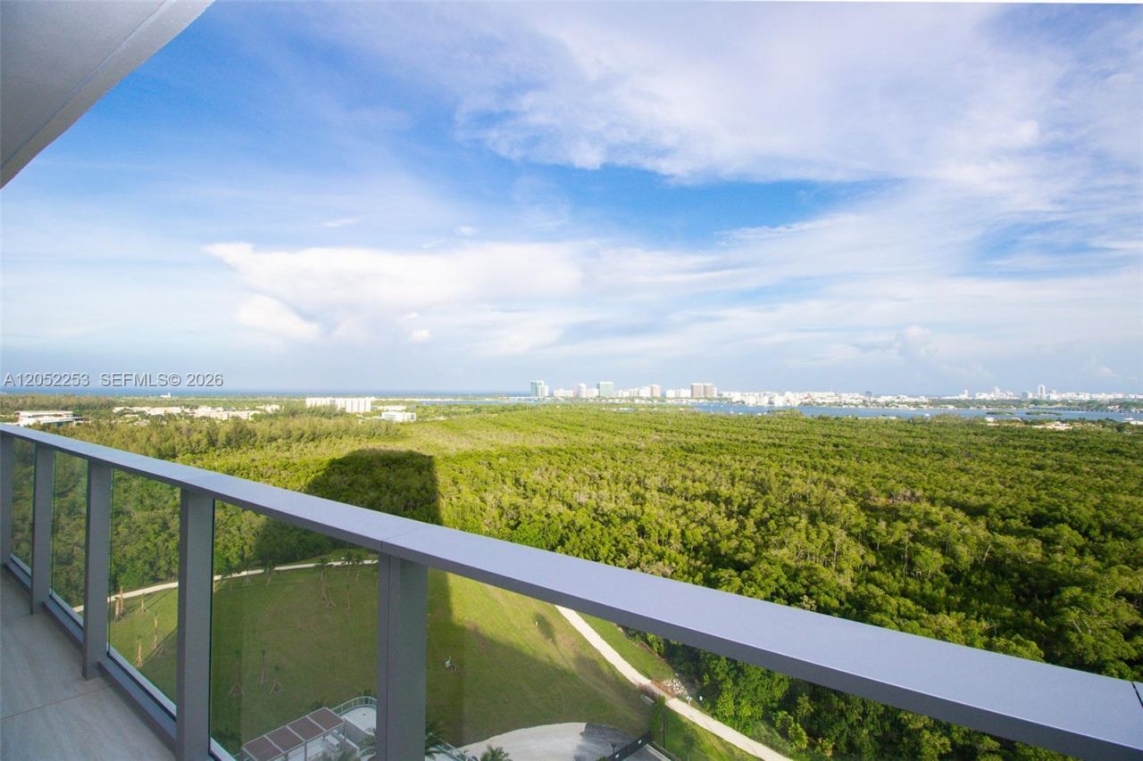 2411 Laguna Circle, Unit 1704, North Miami, FL 33181 Photo