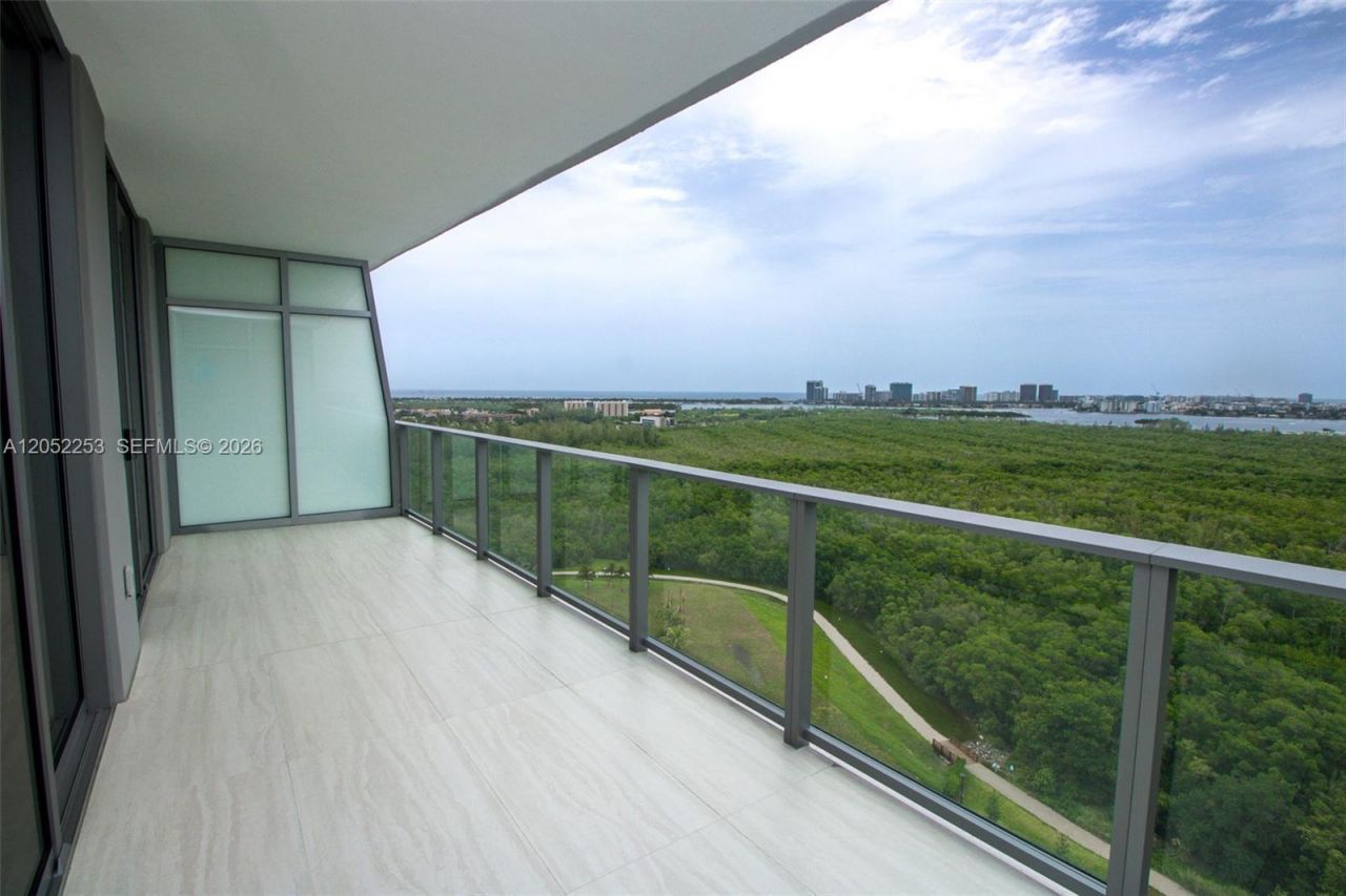 2411 Laguna Circle, Unit 1704, North Miami, FL 33181 Photo