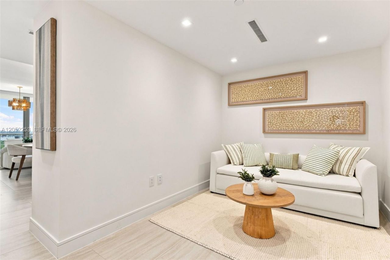 2411 Laguna Circle, Unit 1704, North Miami, FL 33181 Photo
