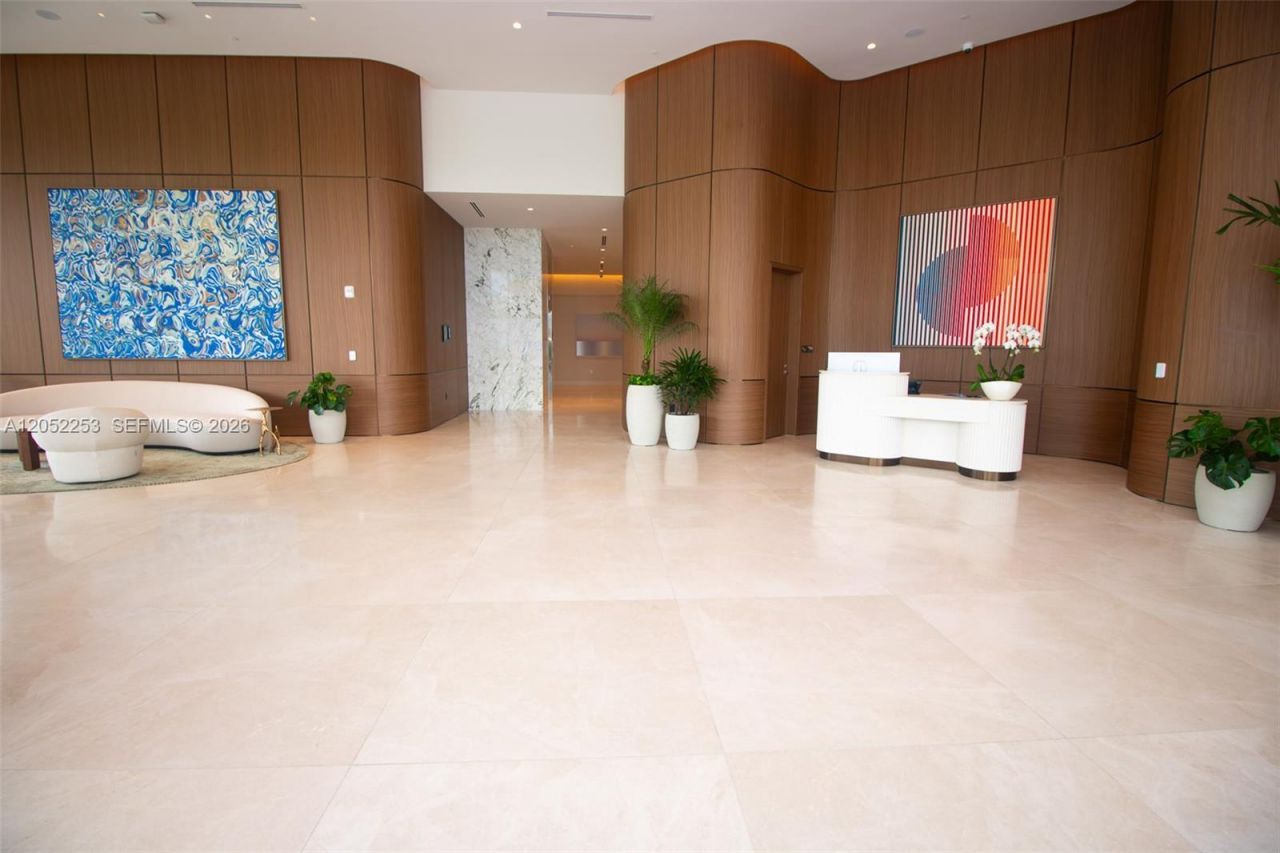 2411 Laguna Circle, Unit 1704, North Miami, FL 33181 Photo