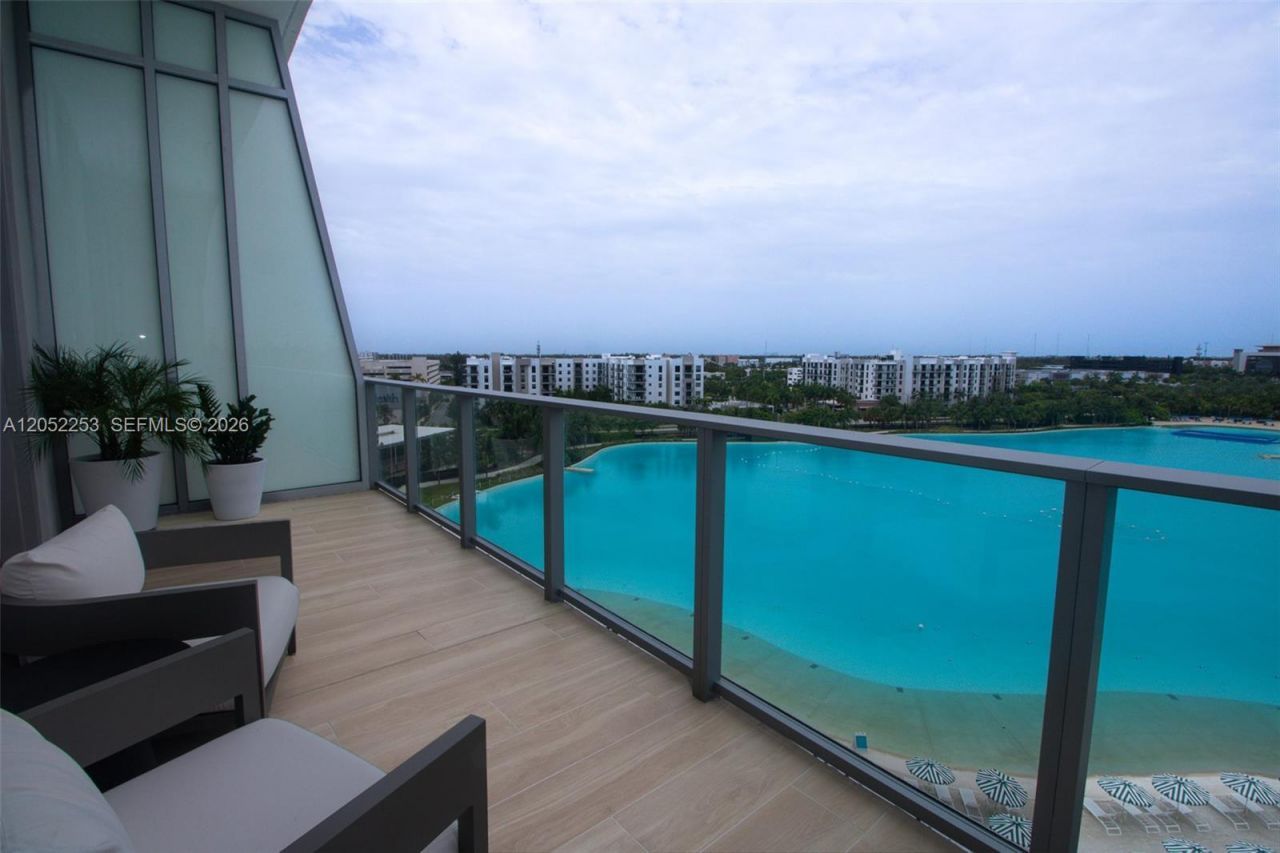 2411 Laguna Circle, Unit 1704, North Miami, FL 33181 Photo