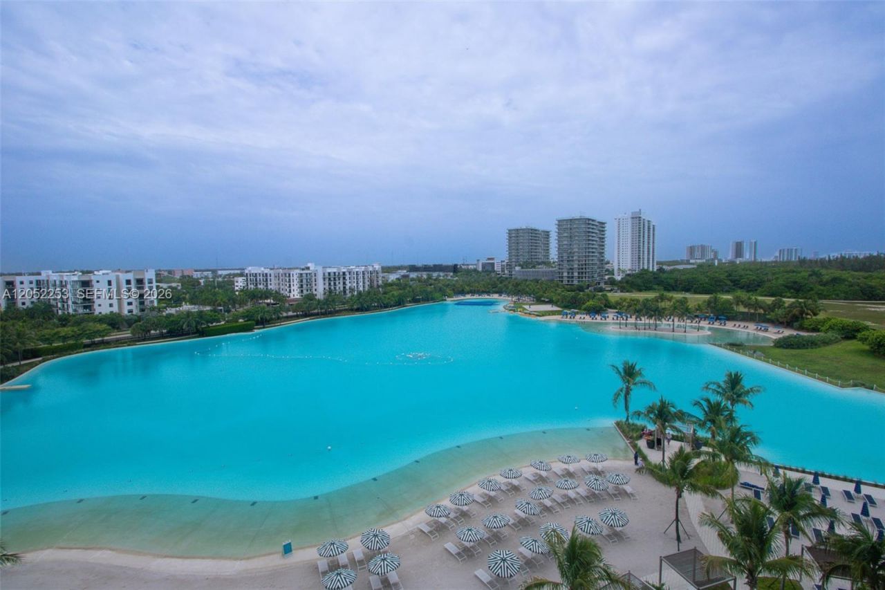 2411 Laguna Circle, Unit 1704, North Miami, FL 33181 Photo