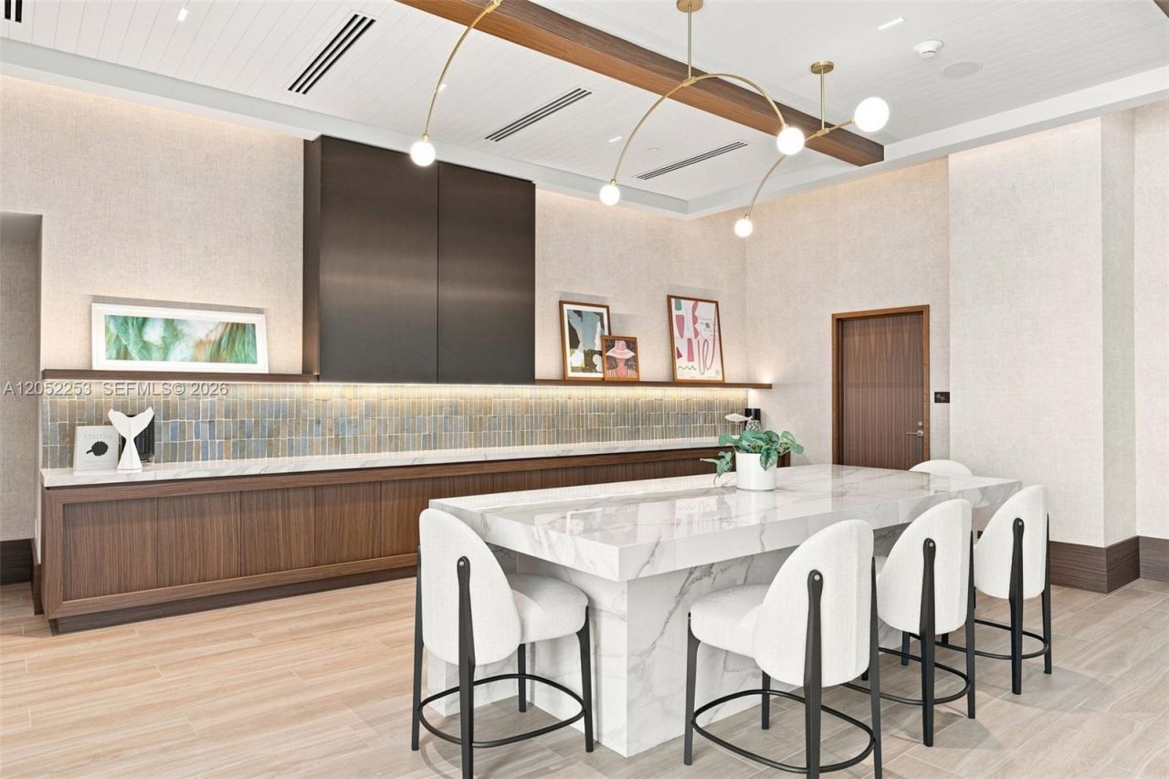 2411 Laguna Circle, Unit 1704, North Miami, FL 33181 Photo