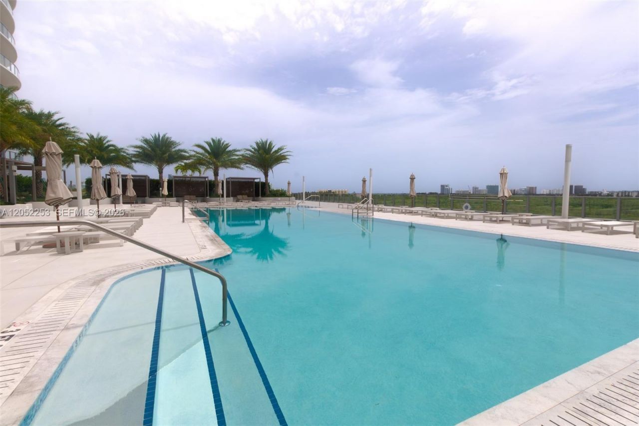 2411 Laguna Circle, Unit 1704, North Miami, FL 33181 Photo