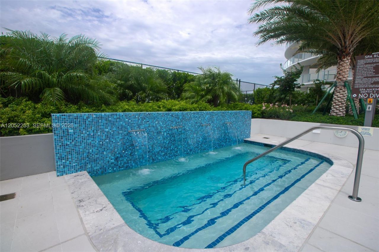 2411 Laguna Circle, Unit 1704, North Miami, FL 33181 Photo